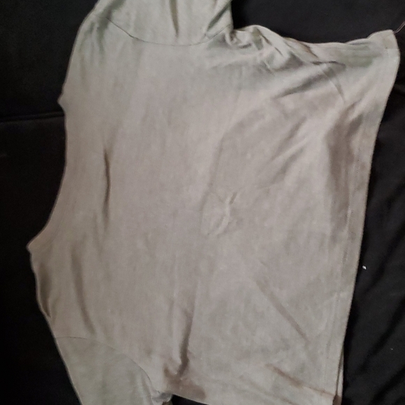 Crop top. I only wore it once. - Picture 4 of 4